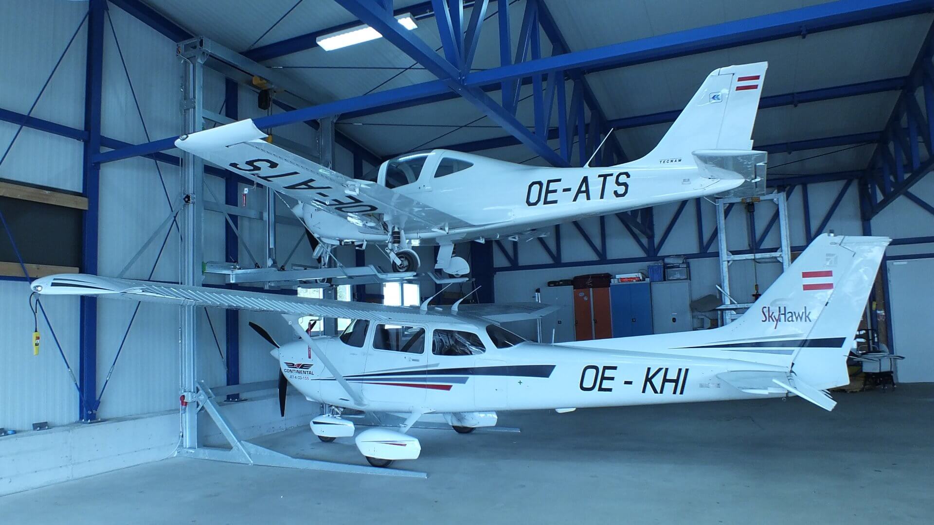 Zwei Flugzeuge übereinander im Hangar mit dem Skylevator